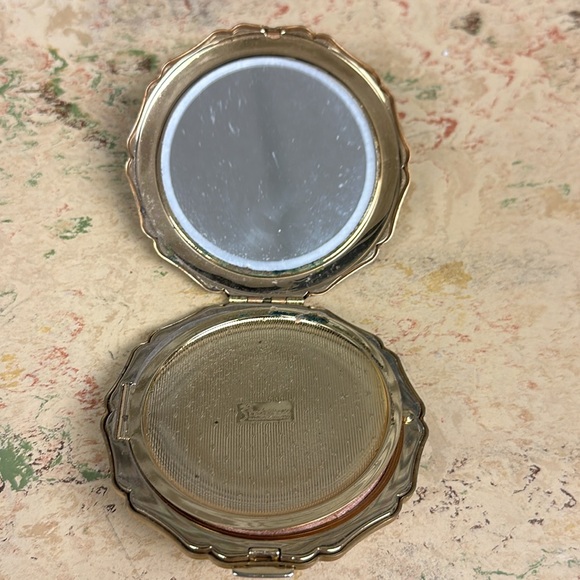 Stratton Wedgwood Compact Green Jasperware Cameo - Picture 2 of 8